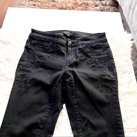 Bebe Skinny Jeans with Embroidered Accents! Sz 25 🛍️💕 - Picture 4 of 14
